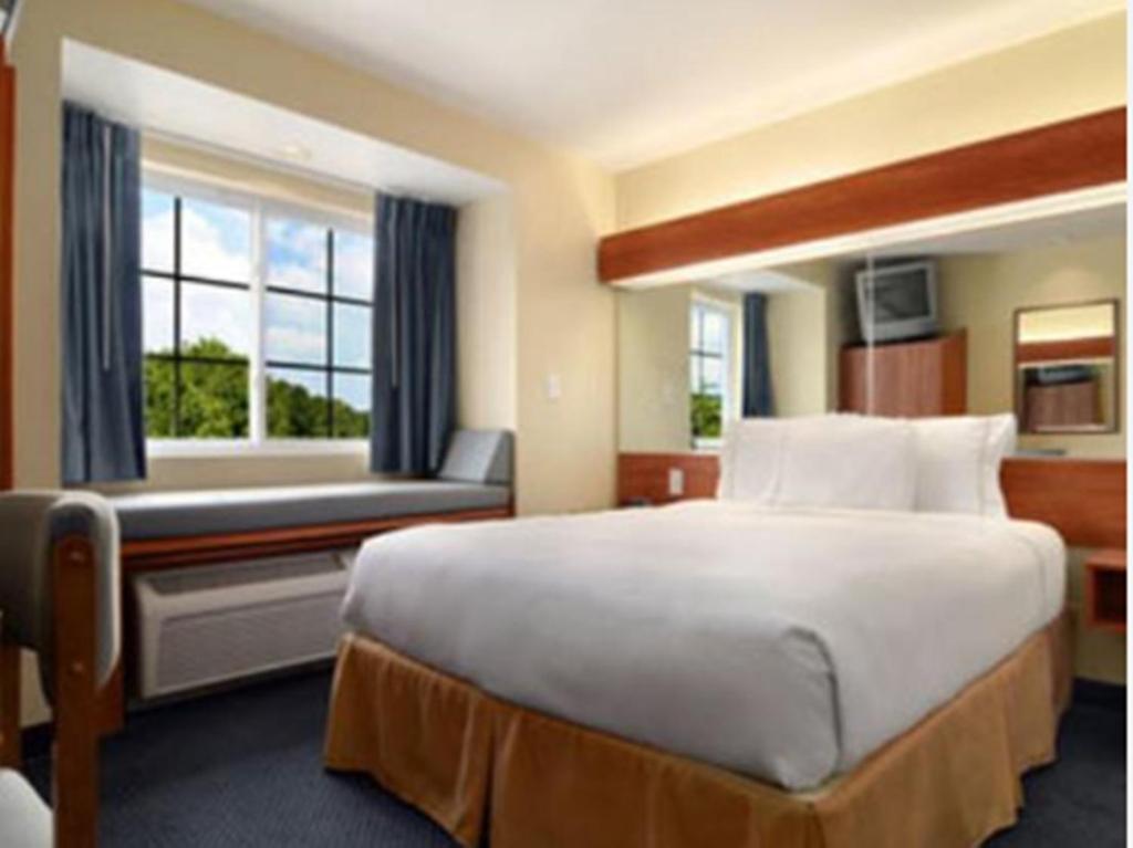 Microtel Inn & Suites Huntsville Room photo