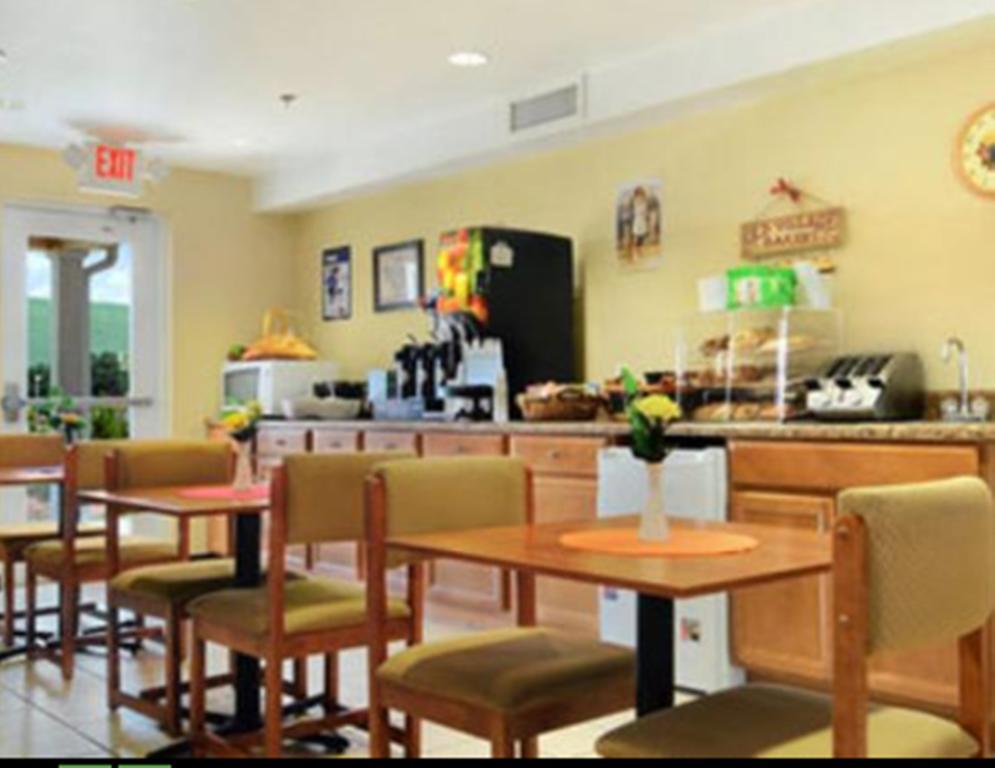 Microtel Inn & Suites Huntsville Restaurant photo